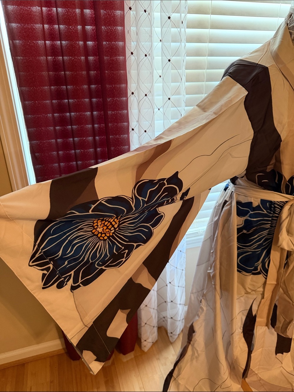 SHEIN Cream and Navy Floral Satin Kimono Robe with Self-Tie Belt (42) - Picture 4 of 5
